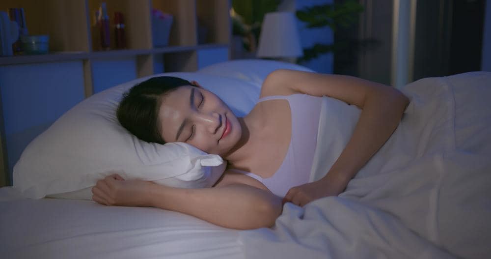 Mulher dorme com expressão de quem tem bom sono